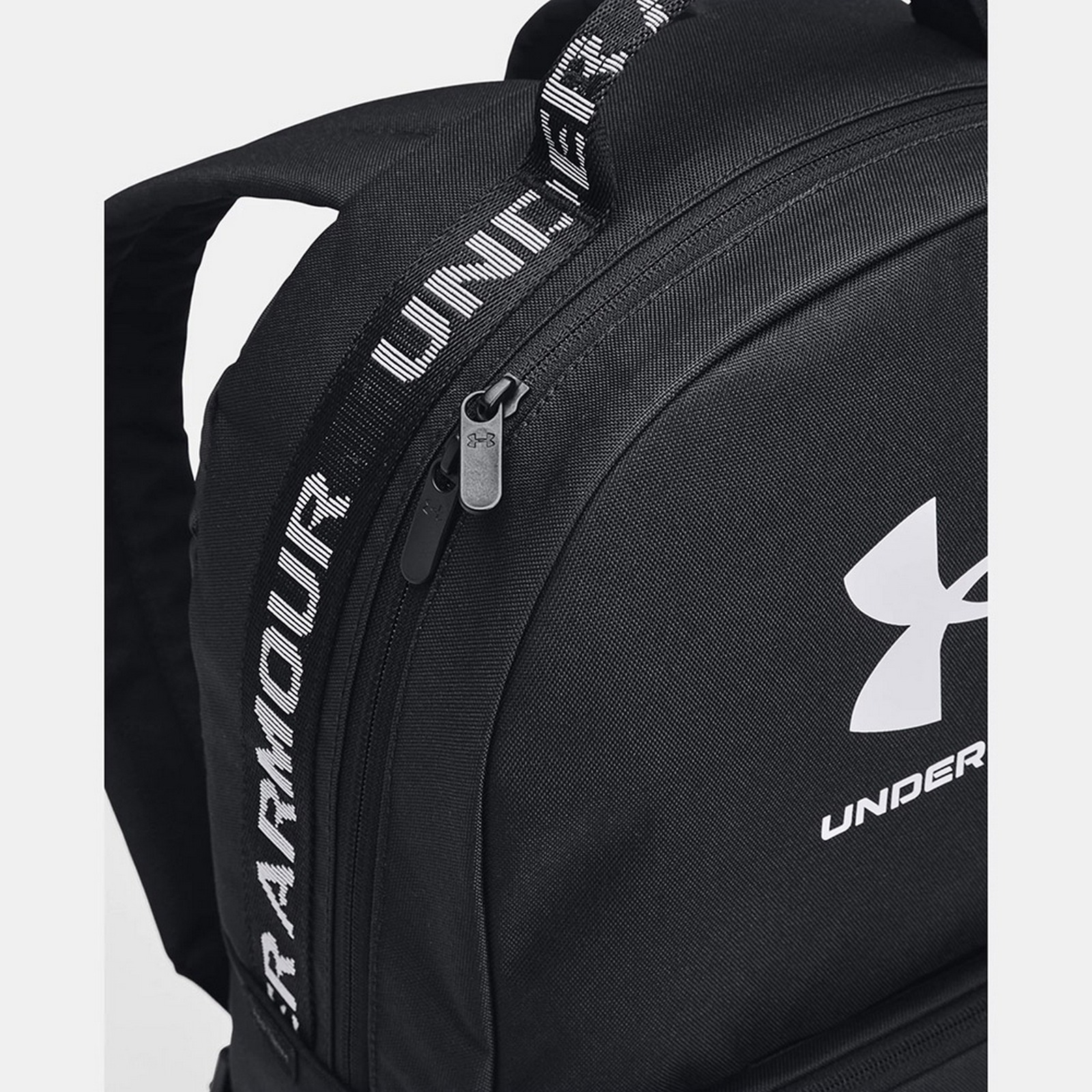 Рюкзак спортивный  Loudon Backpack, полиэстер Under Armour 1378415-001 черно-белый 1600_1600