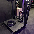 Тренажер для приседания с поясом YouSteel Belt Squat Machine BS76 120_120